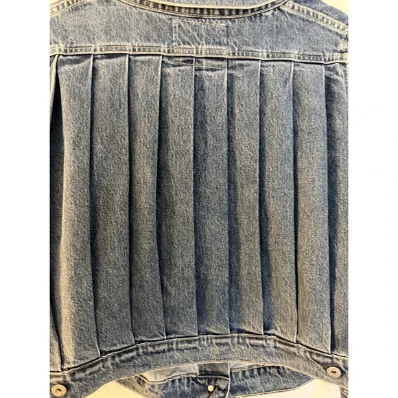 Rare Levi's Denim Jacket Women's Medium Back Pleat Detail Medium Wash